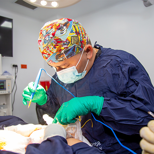 Dr Neifer Figueroa, Cirujano Plástico